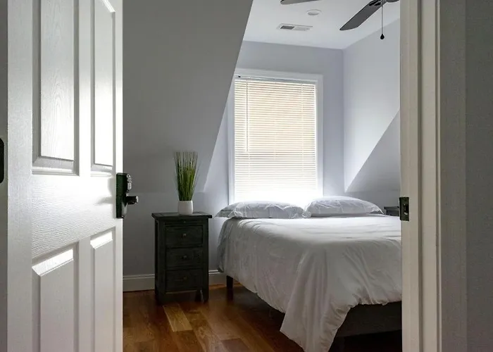 Queen Bed - Boston - Rm 2
