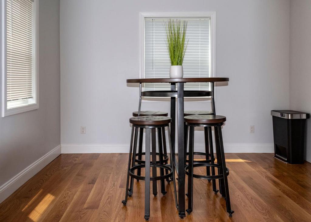 Queen Bed - Boston - Rm 2 Homestay Stoneham