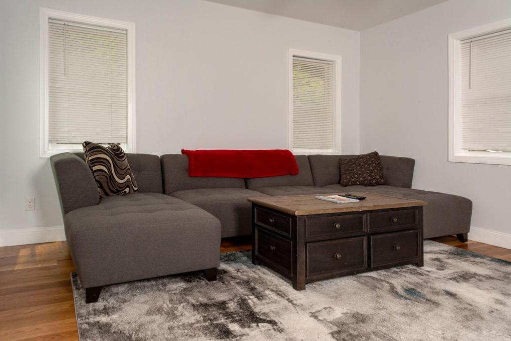 Queen Bed - Boston - Rm 2 Homestay Stoneham